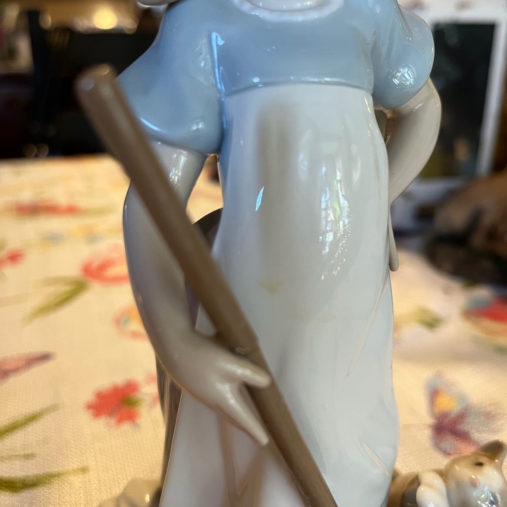 Lladro Charming Blue and White Porcelain Figurine - Picture 6 of 9